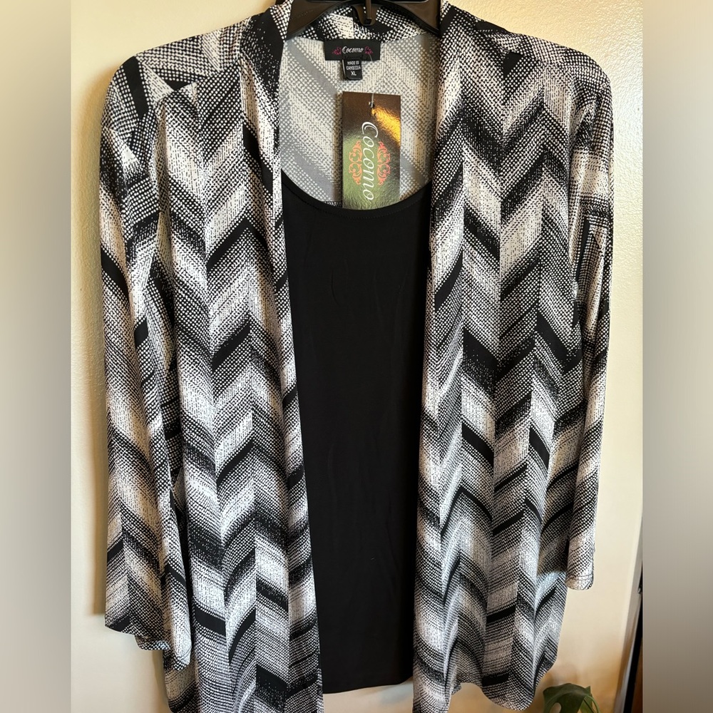 🌺XL blouse in blk/wht. Looks like two but is only one